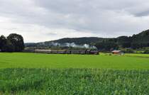 97 501 die frisch Hauptuntersuchte Zahnradlok des Reutlinger Vereins Freunde der Zahnradbahn Honau - Lichtenstein e.V. f�hrt mit ihrem Sonderzug auf der Schw�bischen Waldbahn von Schorndorf nach Welzheim.Sie passiert gef�hlte 25 Fotografen einschl.mich:-) bei Schlechtbach im Rems-Murr-Kreis am 8.9.2013.