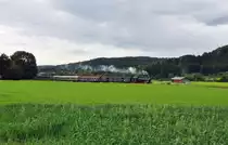 97 501 die frisch Hauptuntersuchte Zahnradlok des Reutlinger Vereins Freunde der Zahnradbahn Honau - Lichtenstein e.V. f�hrt mit ihrem Sonderzug auf der Schw�bischen Waldbahn von Schorndorf nach Welzheim.Sie passiert gef�hlte 25 Fotografen einschl.mich:-) bei Schlechtbach im Rems-Murr-Kreis am 8.9.2013.