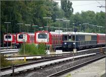 �stlicher Endpunkt der Museumsfahrten zum  Tag des offenen Denkmals  war Hamburg-Bergedorf. Hier steht der Traditionszug in der Abstellanlage des Bahnhofs - neben den Oldtimern von Morgen. 8.9.2013