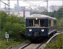 Einfahrt des Traditionszuges der Baureihe 471 - Baujahr 1958 - in die Station  Rothenburgsort . Er ist von Altona �ber die unterirdische City-S-Bahnlinie gekommen, deshalb die Linienbezeichnung S2. Hamburg, 8.9.2013
