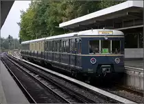 Der Museumszug des Vereins Historische S-Bahn Hamburg am Au�enbahnsteig in  Bergedorf . 8.9.2013