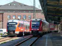 Eintr�chtig nebeneinander stehen am 06.09.2013 642 237 der Erzgebirgsbahn und DB 612 145 auf dem Zwickauer Hauptbahnhof.