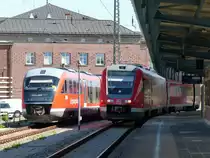 Eintr�chtig nebeneinander stehen am 06.09.2013 642 237 der Erzgebirgsbahn und DB 612 145 auf dem Zwickauer Hauptbahnhof.
