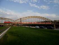 Eine RB 55 mit einer 143 und N-Wagen bef�hrt die Deutschherrnbr�cke in Frankfurt am Main am 06.09.13