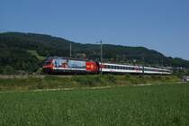 Re 460 036-7 n�hert sich am 21.07.2013 aus Richtung Gelterkinden kommend Sissach.