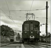 Schamlspurnostalgie in Blonay: Während im Hintergrund der CEV BDe 2/4 N° 75 von der B-C Mallet-Dampflok G 2x2/2 105  bedampft  wird, wartet der RhB Bernina Triebwagen darauf, den B-C Dampfzug nachzuschieben.8. Sept. 2013