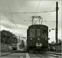Schamlspurnostalgie in Blonay: Während im Hintergrund der CEV BDe 2/4 N° 75 von der B-C Mallet-Dampflok G 2x2/2 105  bedampft  wird, wartet der RhB Bernina Triebwagen darauf, den B-C Dampfzug nachzuschieben.8. Sept. 2013