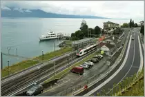 Trotz einer erfreulich hohen Frequenz auf der Strecke Lausanne - Villeneuve ist es nur selten m�glich zur richtigen Zeit am richtigen Ort zu sein und ein  Zug mit Schiff Bild  zu bekommen. 
Heute in Rivaz ist es nach langem wieder einmal gegl�ckt.
W�hrend das CGN Kursschiff in Rivaz-St Saphorin angelegt hat, f�hrt ein Flirt als S3 ohne Halt durch Rivaz.
8. Sept. 2013  