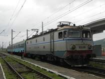 Die 40-0837-1 beim Halt mit einem Regionalzug im Bahnhof von Copsa Mica. 28.08.2013 um 14:16 Uhr. 