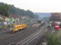 Eine Schleifmaschine von STRABAG rollt am 07. September 2013 durch den Bahnhof Kronach.