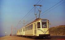 Tw 9006 der  kusttram  zwischen Oostende und Middelkerke im Fr�hjahr 1979. Die 68 km lange Strecke mit 1.000 mm Spurweite f�hrt von Knokke in der N�he der belgisch-niederl�ndischen Grenze bis nach De Panne, das an Franreich grenzt, und verbindet somit die belgischen K�stenorte.