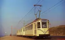 Tw 9006 der  kusttram  zwischen Oostende und Middelkerke im Fr�hjahr 1979. Die 68 km lange Strecke mit 1.000 mm Spurweite f�hrt von Knokke in der N�he der belgisch-niederl�ndischen Grenze bis nach De Panne, das an Franreich grenzt, und verbindet somit die belgischen K�stenorte.