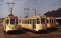Tw 9017 mit einem Zug nach Knokke und Tw 9111 im Fr�hjahr 1979 im Bahnhof Oostende. Damals wurden die Zweirichtungs-Tw der Reihe 91.. nur noch als Dienstfahrzeuge eingesetzt. Rechts ist der Schlusswagen des Zuges nach De Panne zu erkennen, bei Dreiwagenz�gen waren dies noch regelm��ig Altbaufahrzeuge.