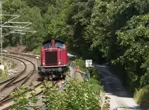 Eine V 100 West im ehemaligen Gebiet der V 100 Ost. V 100 2335 ist im Vogtland unterwegs. Durch die Bauarbeiten zur Elektrifizierung zwischen Plauen oberer Bahnhof und Hof werden viele Bauzugloks gebraucht. V 100 2335 wurde im Fr�hjahr 1966 an die Deutsche Bundesbahn ausgeliefert. 1998 wurde sie in 213 335-3 umbenannt und der Fachmann erkennt, dass es sich um die Steilstreckenvariante handelt. Jetzt geh�rt sie unter ihrer Ursprungsnummer der NeSA Eisenbahn-Betriebsgesellschaft Neckar-Schwarzwald-Alb mbH in Rottweil, vorher Balingen.
17.08.2013 Reuth Vogtland Bahnstrecke 6362 Leipzig - Hof.