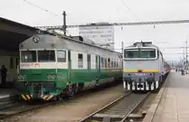 Links steht der Elektrotriebwagen 460055 und daneben die Diesellok 754082
am 2.5.2003 im Hauptbahnhof Kosice.