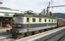 Die sechsachsigen Fahrzeuge der Reihe 183, hier Elektrolok 183003
im Bahnhof Kysak, waren am 2.5.2003 auf der Hauptstrecke von Kosice via 
Hohe Tatra h�ufig vor schweren G�terz�gen zu beobachten.
