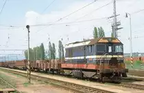Diesellok 721022 f�hrt am 2.5.2003 mit einem G�terzug im Osten der Slowakei
durch den Bahnhof Michalany.