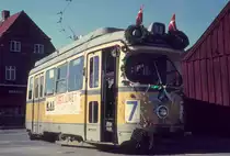 K�benhavn / Kopenhagen KS SL 7 (D�WAG-GT6 852) Husum am 24. April 1971. - Der 24. April 1971 war der letzte Betriebstag der SL 7, und schon am fr�hen Nachmittag dieses Tages fuhr der letzte Wagen auf der Strassenbahnlinie 7, Kongens Nytorv - N�rrebro station (- Husum), auf der Strecke zwischen N�rrebro station und Husum, wo die SL 7 die SL 5 u.a. in den Hauptverkehrszeiten erg�nzte.  