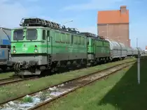 Am 08.September 2013 standen die beiden EGP Holzroller 142 103 und 142 128 im Stralsunder Nordhafen,bevor Diese am fr�hen Montag ins knapp 50km entfernte Klementelvitz aufbrachen.Aufgenommen durch das Hafentor.