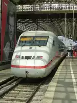 Ein ICE-2 steht hier am 22.08.2013 im K�lner Hbf.
Der Zug kam zuvor aus M�nchen.