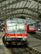 628 500 und 146 029 stehen hier am 22.008.2013 im K�lner Hbf.
628 500 f�hrt als RB38 nach D�sseldorf Hbf, 146 029 f�hrt mit Dostos als RE1 nach Aachen Hbf.