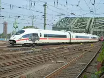Ein ICE f�hrt hier mit offener mit offenem  Mund  zwischen der Hohenzollernbr�cke und dem K�lner Hbf am 22.08.2013.