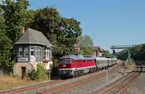 Die hervorragend gepflegte  LEG-Ludmilla  132 158-7 zog in diesem Jahr wieder den Sonderzug des Eisenbahnmuseums Leipzig zu den XIX.Dampfloktagen in Meiningen. Als erster der drei aus Nordosten kommenden Sonderz�ge durchf�hrt er am Vormittag des 07.09.2013 planm��ig  den Bahnhof Plaue(Th�r).