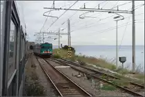 <U>Zwischen Skylla und Charybdis.</U>

Hier geht es entlang des thyrrenischen Meeres in den letzten Abschnitt. Links fällt das Gelände von den Hochebenen des Aspromonte über 1000 Meter steil ab bis ans Meer. Bagnara Calabra, im August 2013.

Auch wenn man den beiden Monstern entkommen ist gibt es was zu befürchten. Als wir die Bahn von der Straße aus fotografieren wollten, hat uns Skylla noch mit ordentlichen Felsbrocken von oben beworfen. Feigenzweig statt Foto, -gewarnt von Homer allerdings nicht direkt in die Fänge der Carybdis- mussten wir dennoch fluchtartig den Platz verlassen.