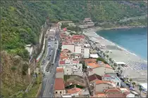 <U>Zwischen Skylla und Charybdis.</U>

In Scilla hatte ich leider gerade das Superweitwinkel auf der Kamera, als sich der Originalpendolino nur einen Moment lang im Bahnhof zeigte. Dafür entgegen meiner Gewohnheit als ganzer Zug im Bild.