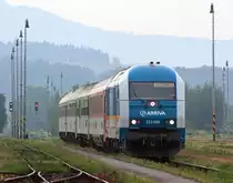 Internationaler Schnellzug 350  Jan Hus  (auf der DB Netz als ALX 350) kommt in der Bahnhof Doma�lice (Taus) am 10.6.2010 unter der Leitung von dem deutschen privaten Loko 223.069