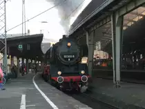 In Hagen Hbf wartet am 1.4.07 50 3610-8 mit ihrem Dampfsonderzug zum Eisenbahnmuseum Bochum-Dahlhausen auf die Abfahrt.
