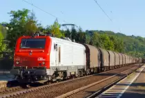 Die Prima E 37 520 der CB Rail zieht einem G�terzug am 05.09.2013 bei Leubsdorf/Rhein in Richtung Norden. 