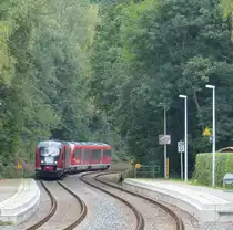 Zum Tag der Sachsen waren auch Desiros von DB-Regio bei der Erzgebirgsbahn im Einsatz. Hier f�hrt Regio 642 131 und Erzgebirgsbahn 642 697 nach Schwarzenberg in den Haltepunkt Silberstra�e ein.08.09.2013.