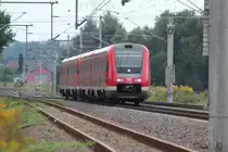 612 992 und 612 155 fahren am 08.09.2013 mit dem RE 3791 nach Dresden Hbf, hier bei der Durchfahrt in Mosel.
 