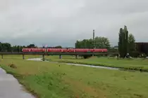 Nachdem das Hochwasser seit 3 Monate vorbei ist und wieder Normalit�t eingekehrt ist habe ich noch mal ein Bild von der Flutrinne in Glauchau fotografiert und den Normalstand der Mulde zu zeigen. Zum Bild, �ber die Br�cke fahren zwei 612 mit dem RE 3787 nach Dresden Hbf. 