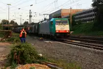 Die Cobra 2807 kommt aus Richtung Montzen/Belgien mit einem Kurzen Coilzug aus Kinkempois(B) nach Novo-Mesto(SLO) und f�hrt in Aachen-West ein am einem sch�nem Sommerabend in der Abendstimmung am 23.8.2013.