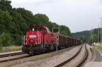 Wurzbach, ein Spitzkehrenbahnhof im Th�ringer Schiefergebirge - Die Sormitztalbahn mu� zwischen Hockeroda und Heinersdorf einen H�henunterschied von 360 Metern auf 24 Kilometern �berwinden. Mit Steigungen von bis zu 4% ist die Strecke topografisch sehr schwierig. Mit Hilfe einer Spitzkehre wurde der Bau einiger Kunstbauwerke wie Br�cken oder Tunnel vermieden. Diese Spitzkehre befindet sich im Bahnhof Wurzbach. Durch den regen G�terverkehr sind die Umfahrungsgleise noch ziemlich lang. Beim Personenverkehr wird das Umfahren beim Kopfmachen nicht mehr ben�tigt, weil nur noch Triebwagen im Einsatz sind. Bei den G�terz�gen behilft man sich damit, dass im Sandwich gefahren wird. 261 063 bringt als Zuglok ihren Stammholzzug aus der Steigung aus Richtung Hockeroda (Saalfeld) in den Bahnhof Wurzbach. Danach fungiert die zweite Gravita als Zuglok und wird den Bahnhof nach rechts wieder verlassen. Bahnstrecke 6686 Hockeroda - Wurzbach/Th�ringen am 13.08.2013. Zwischen Wurzbach und Unterlemnitz �ndert sich die Streckennummer in 6709.