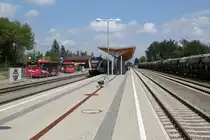 Bahnhof Unterpremst�tten - Tobelbad (bei KM 11,1)ist vom 05.09 bis zum 08.09.2013 Endstation f�r Z�ge aus Richtung Graz kommend. Die Strecke bis Bahnhof Lieboch bei Km 15,0 wird im Schienenersatzverkehr mit Bussen bedient. Im Bild links stehen zwei Busse der GKB (Bahn und Busbetrieb) bereit f�r die Fahrg�ste die hier umsteigen m�ssen, 06.09.2013 zur Mittagszeit. 