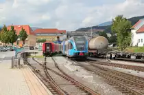 Eine Garnitur der 5062 Reihe der steirischen S Bahn, genauer gesagt der S 31, die zwischen Gleisdorf und Weiz verkehrt, f�hrt vom Bahnhof Weiz (bei Km 14,8) zur Haltestelle Weiz (bei Km 15,2). Das Haltestellenh�uschen bei Km 15,2 ist im rechten Bildteil zwischen dem Kesselwagen und dem Baum rechts zu sehen, Anfang September 2013