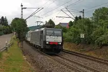 ES 64 F4-213 der Rurtalbahn Cargo GmbH fuhr am 25.06.2013 mit einem Containerzug dur die S�dkurve von Schallstadt gen Basel.