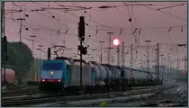 Goodbye Summer 2013,du hast uns sehr viele sch�ne Abende und warme Tage beschert.
Hier ein Stimmungsbild aus Aachen West vom Juli. Eine belgische Cobra macht sich mit ihrer G�terfracht am Haken auf zur Montzenroute.
