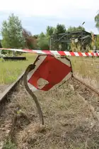 Dieses Schild hat auch schon bessere Zeiten erlebt, erf�llt aber immer noch seinen Zweck. So gesehen am 08.09.2013 im BW Landshut beim Bayerischen Localbahnverein.