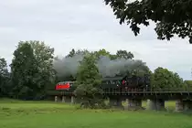 Am 08.09.2013 �berquert die 70 083 auf ihrer zweiten Fahrt nach Geisenhausen die Flutbr�cke �ber die Pfettrach gleich hinter dem Landshuter Hbf. Diesmal schob 218 401 nach, nachdem bei der ersten Fahrt alleine, der Bahndamm Feuer fing und die Strecke einige Zeit f�r alle Z�ge gesperrt wurde.