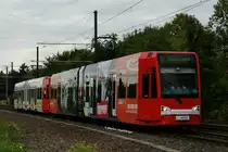 Nachdem Niederflurwagen 4072 am 28.07.2013 beim Derby (K�ln gegen D�sseldorf) durch randalierende Fu�ballfans schwer besch�digt wurde, wurde er zwischenzeitlich instand gesetzt und ist nun (wenn auch noch etwas gezeichnet) wieder im Liniendienst anzutreffen.

Hier zu sehen zwischen den Haltestellen Merkenich und Merkenich Mitte am 09.09.2013.