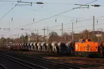 BBL 06 (203 615) am 26.3.13 mit einem Schotterzug bei der Einfahrt in D�sseldorf-Rath.