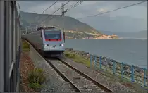 <U>Zwischen Skylla und Charybdis.</U> 

Scilla und Sizilien frühmorgendlich im Hintergrund, fährt der Pendolino ETR 470  doch deutlich schneller als mir lieb war. Dennoch finde ich die kleine Szene zeigenswert. Favazzina im August 2013.