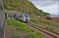 <U>Zwischen Skylla und Charybdis.</U>

Bei Favazzina kurz vor Scilla verschwindet die Strecke eine weile im Untergrund. Dieser Minuetto ließ es sich jedoch nicht nehmen noch rechtzeitig sauber aufs Bild zu kommen. Im August 2013.