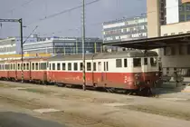 Im Jahr 2003 waren die Verbrennungstriebwagen der Reihe 830 schon eine 
Rarit�t im t�glichen Plandienst der ZSR. Aus dem Zug heraus gelang mir noch
diese Aufnahme in Presov. Dort war gerade der VT 830211 mit Beiwagen am Hausbahn-
steig eingelaufen. 