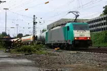 Die Cobra 2807 kommt aus Richtung Montzen/Belgien mit einem langen Kesselzug aus Belgien und f�hrt in Aachen-West ein bei Sommerregen am 24.8.2013.