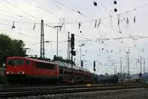 155 239-7 DB f�hrt als Umleiter mit einem langen Toyota-Autozug aus Zeebrugge-Ramskapelle(B) nach Mszczonow(PL) bei der Ausfahrt aus Aachen-West und f�hrt in Richtung Aachen-Hbf,K�ln bei Regenwolken am 24.8.2013.